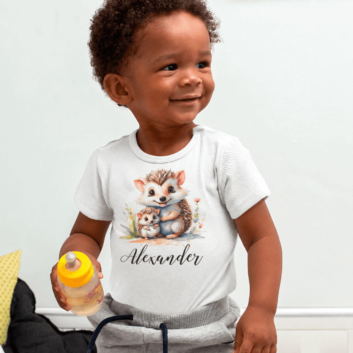 Personlig baby body med pindsvinemotiv og navnet Alexander