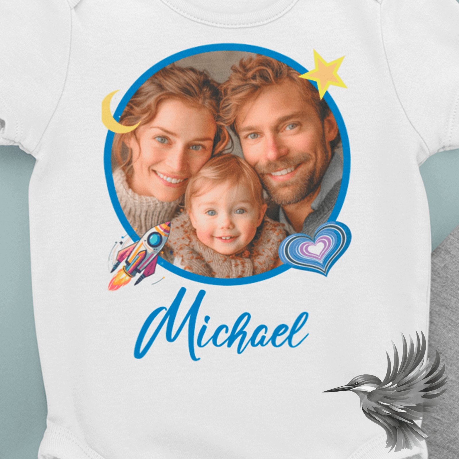 babybody med et personligt foto og navn