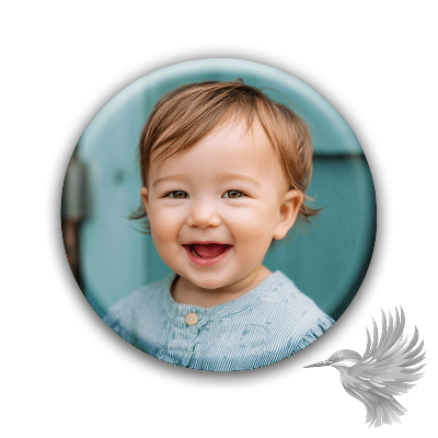 personlige badges med foto af et smilende barn i blåt tøj