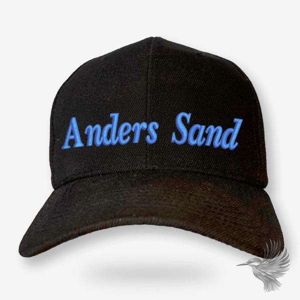 CAP kasket med din egen tekst på, sort baseball cap med tekst "Anders Sand" i blå farve.