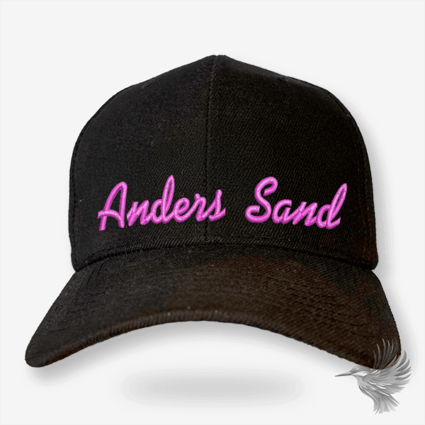 CAP kasket med din egen tekst på i sort med pink brodering 'Anders Sand'
