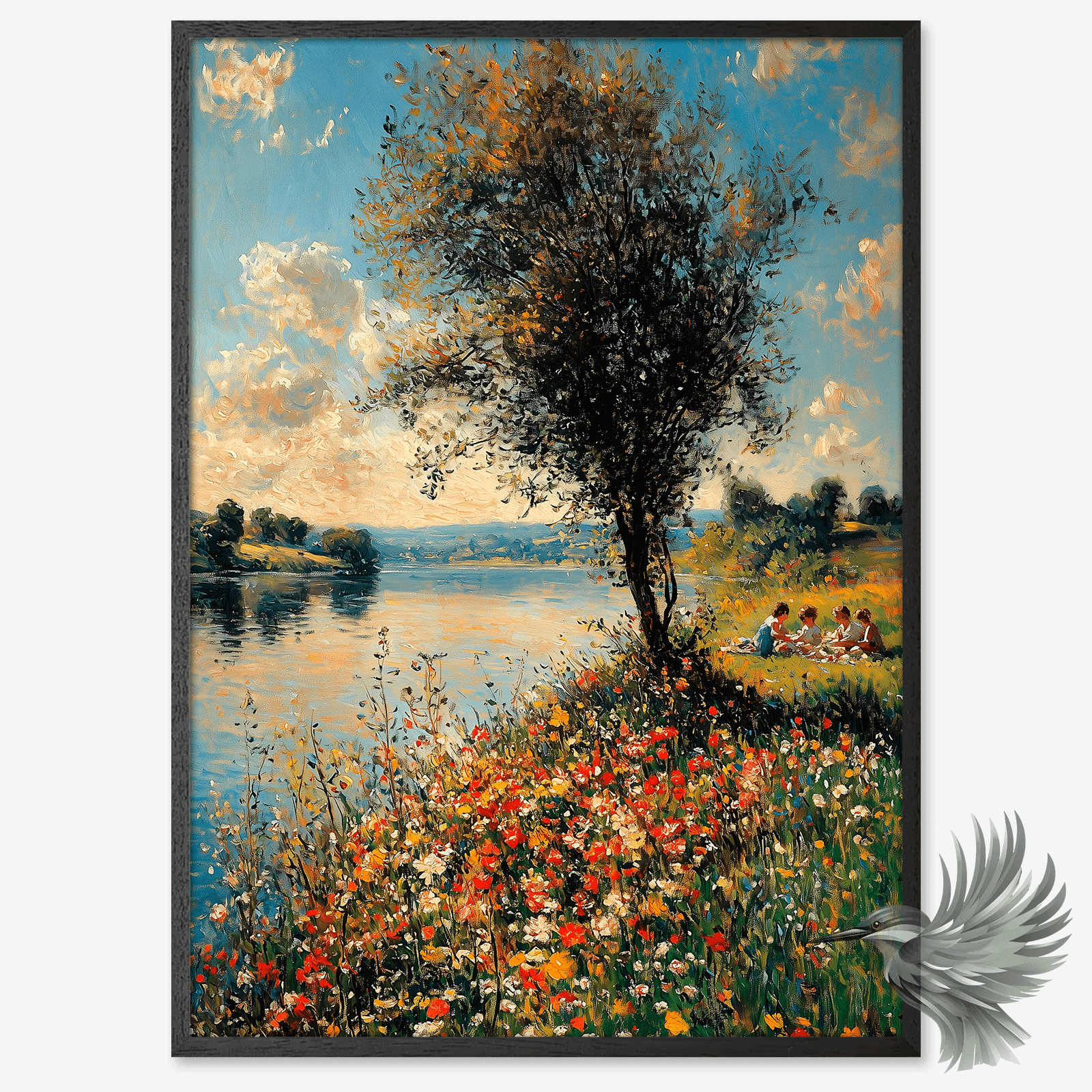 Fire personer sidder ved floden under et stort træ og nyder en frokost, omgivet af farverige blomster, med blå himmel og hvide skyer i baggrunden.