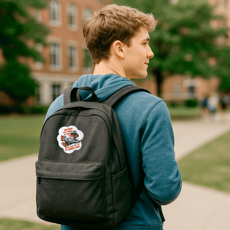 ung mand med rygsæk - Sjovt strygemærke – cool and med solbriller og humoristisk tekst