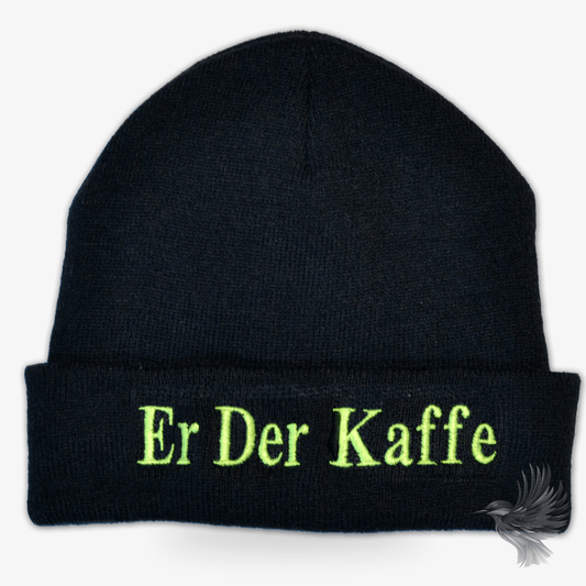 Personlig Beanie og Hue Få Dit Navn Broderet med teksten 'Er Der Kaffe' i grønt på en sort hue.