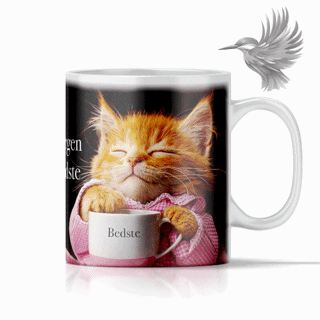 Personligt krus med søvnigt killing i rødt tøj – tilpasset med navn og søde detaljer.