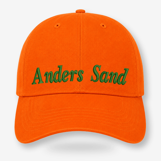 Orange CAP Kasket med Egen Tekst og Broderi med teksten 'Anders Sand' broderet i grøn.