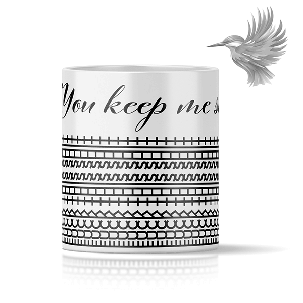 Personligt krus med valgfri tekst med dekorative mønstre og teksten 'You keep me.'