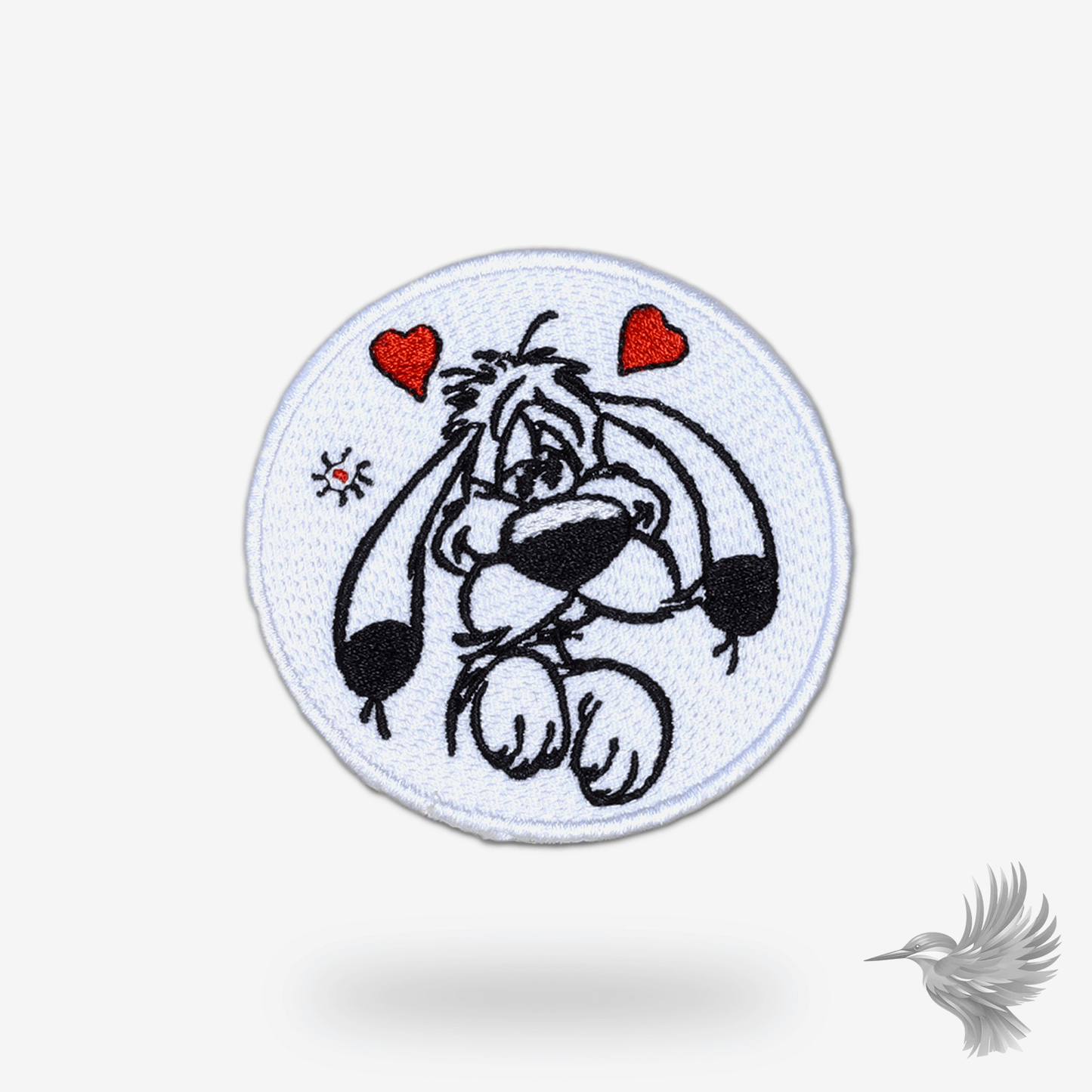 Broderet Idefix patch med detaljer fra den klassiske Asterix tegneserie, perfekt til at dekorere jakker, tasker eller hoodies med retro charme.