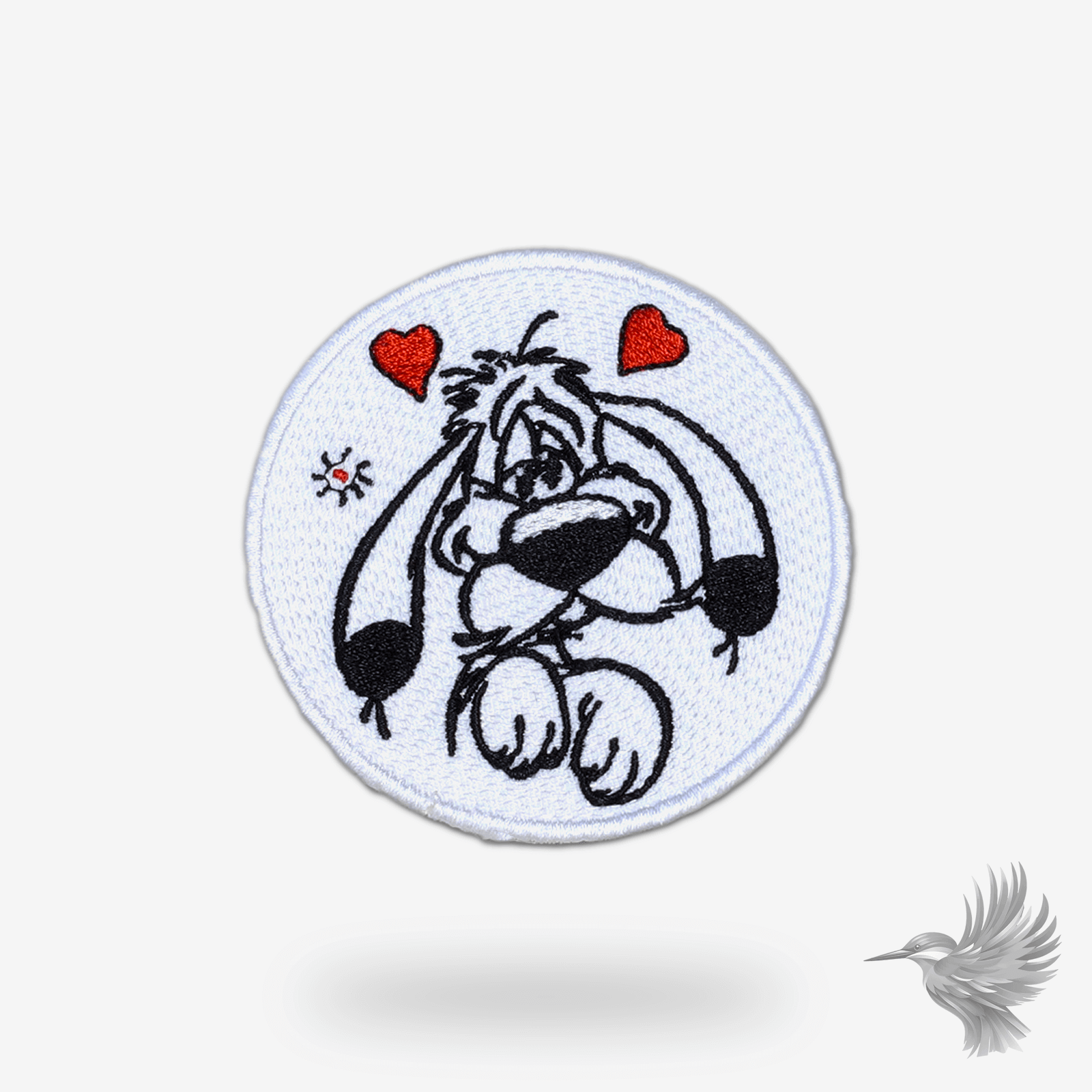 Broderet Idefix patch med detaljer fra den klassiske Asterix tegneserie, perfekt til at dekorere jakker, tasker eller hoodies med retro charme.