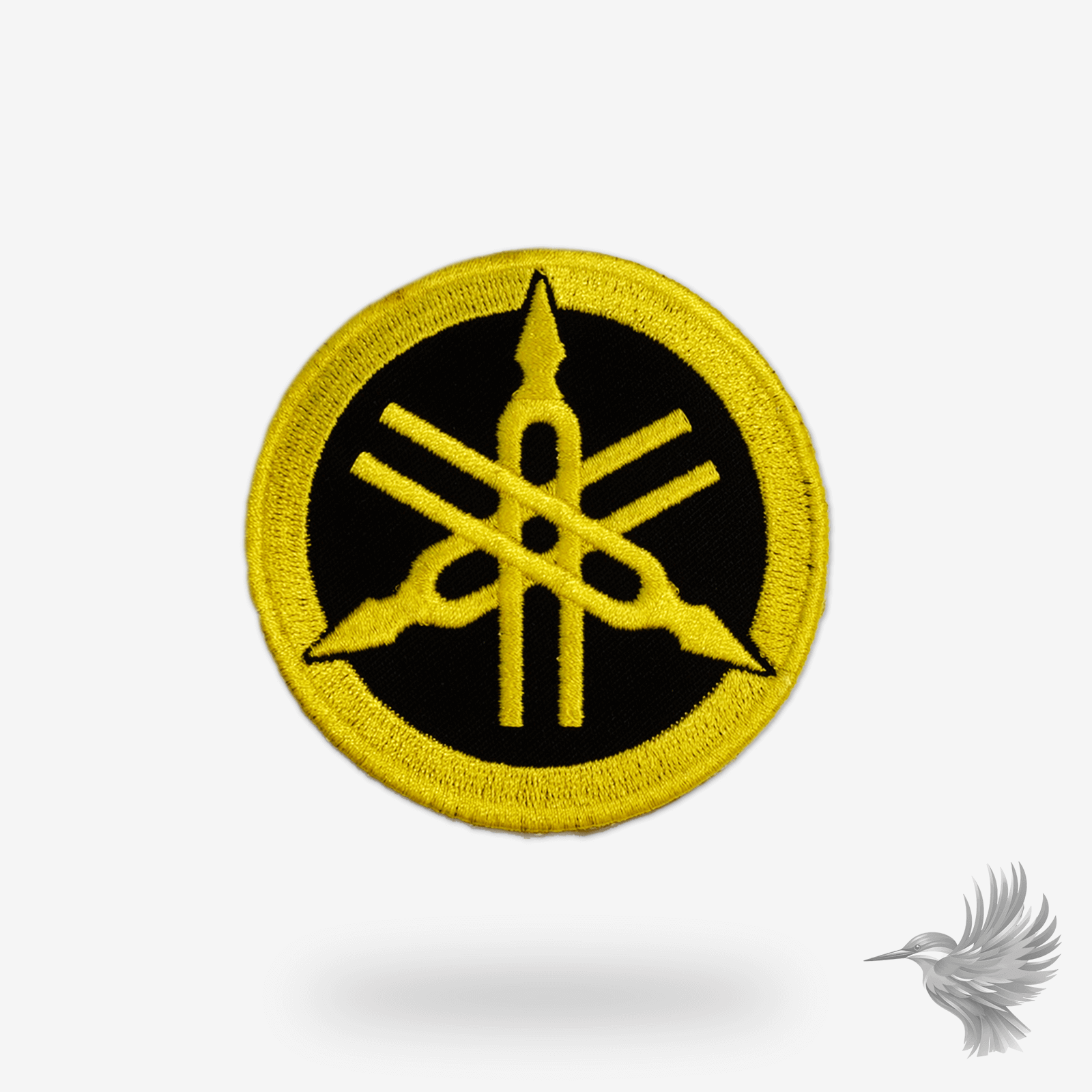 Broderet gult Yamaha stofmærke med det runde logo i ikonisk design – ideelt til jakker, veste og tasker.