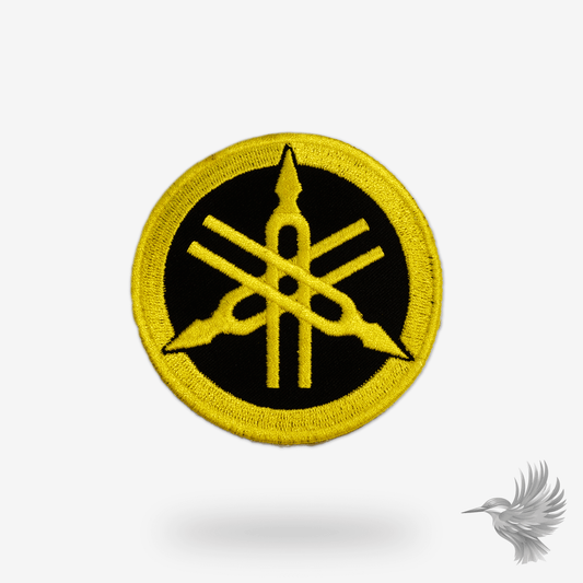 Broderet gult Yamaha stofmærke med det runde logo i ikonisk design – ideelt til jakker, veste og tasker.
