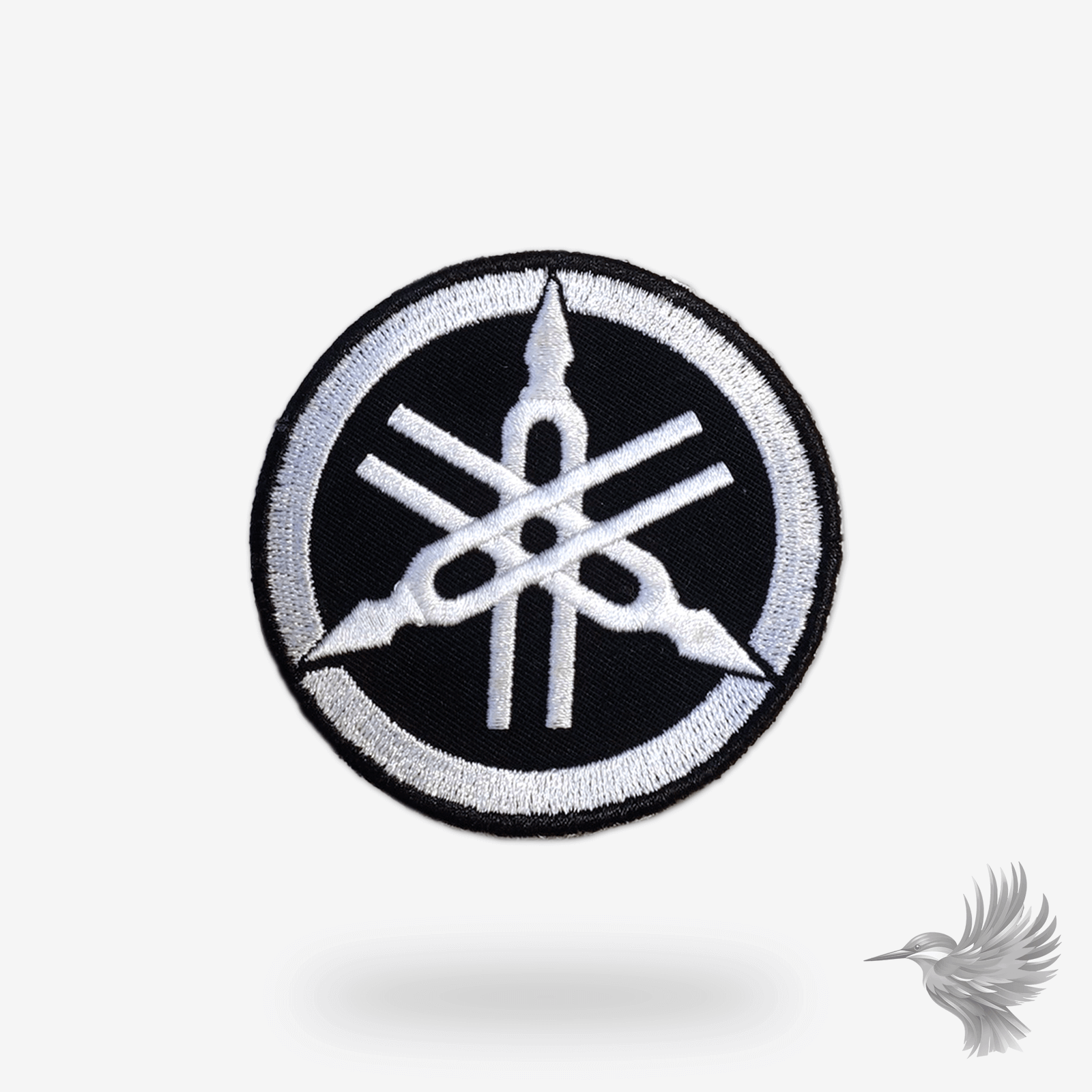 Broderet hvidt Yamaha rundt stofmærke i ikonisk design med skarpe detaljer – perfekt til motorcykeljakker, veste og tasker.