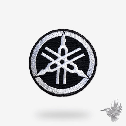 Broderet hvidt Yamaha rundt stofmærke i ikonisk design med skarpe detaljer – perfekt til motorcykeljakker, veste og tasker.