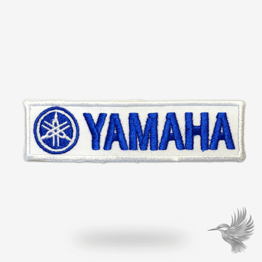 Broderet Yamaha i blå, stofmærke i ikonisk design med skarpe detaljer – perfekt til jakken
