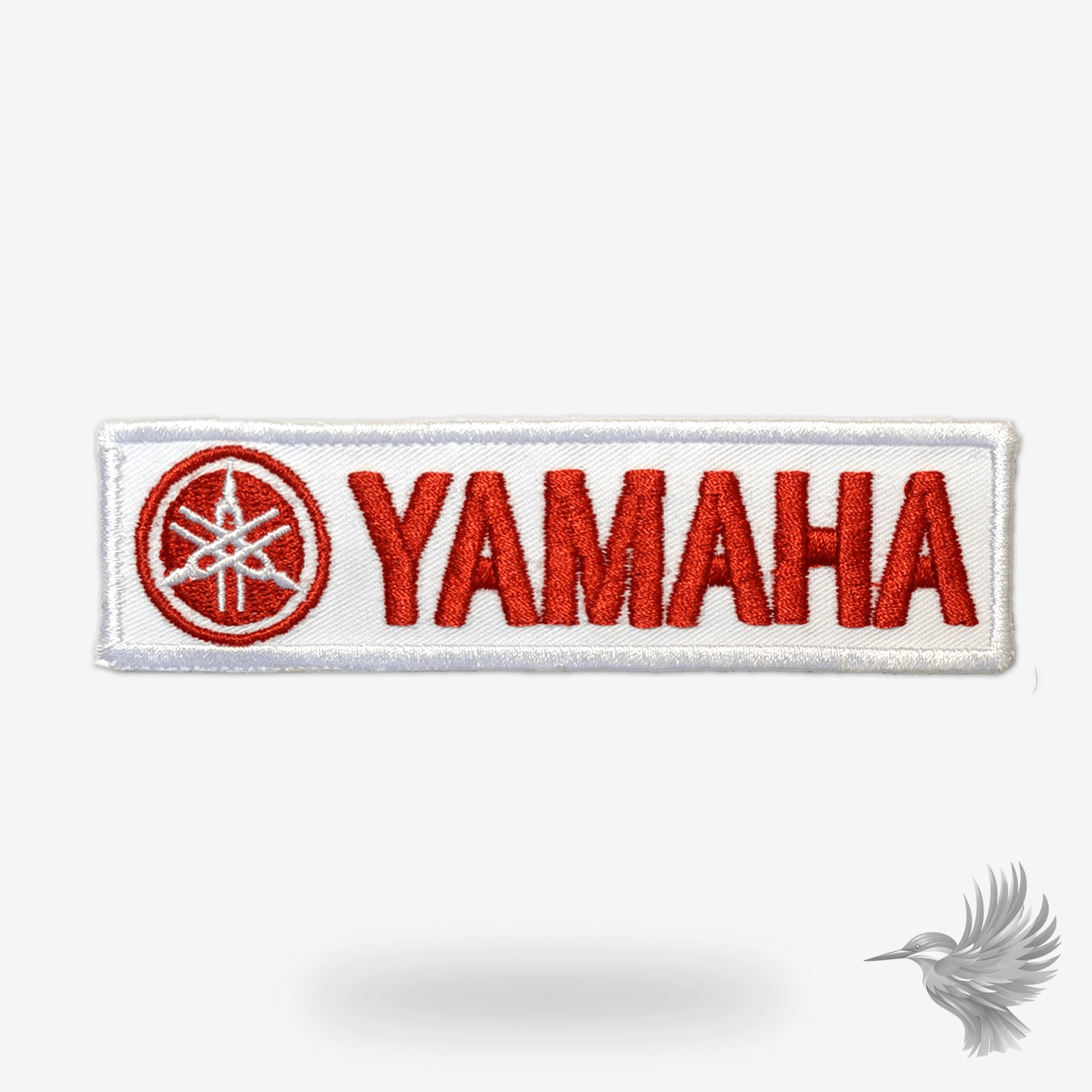 Broderet rødt Yamaha stofmærke i ikonisk design med skarpe detaljer – perfekt til jakker, veste og tasker.
