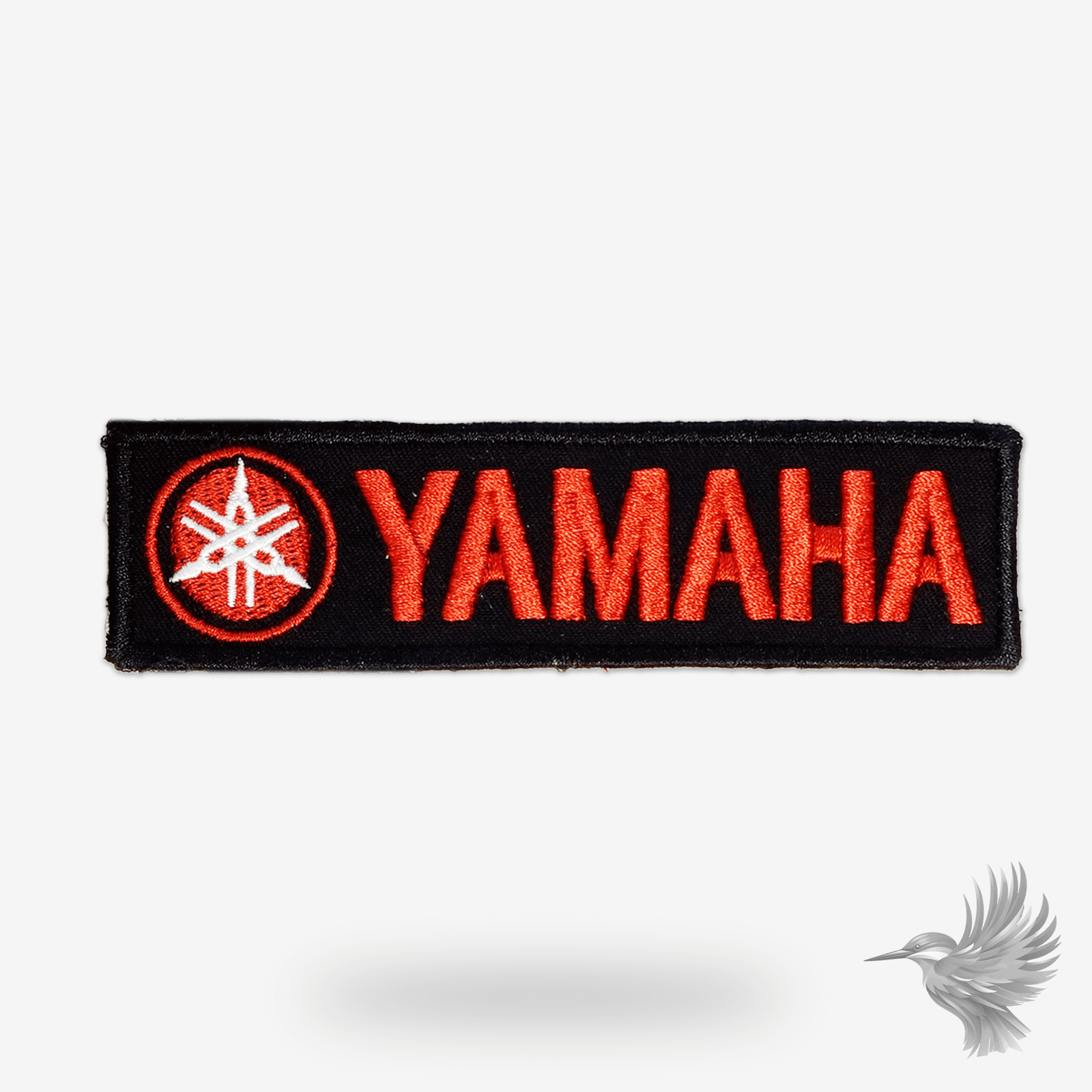 Yamaha broderet stofmærke i rødt på sort, med det ikoniske logo, perfekt til motorcykel eller knallertjakker, tasker og caps.