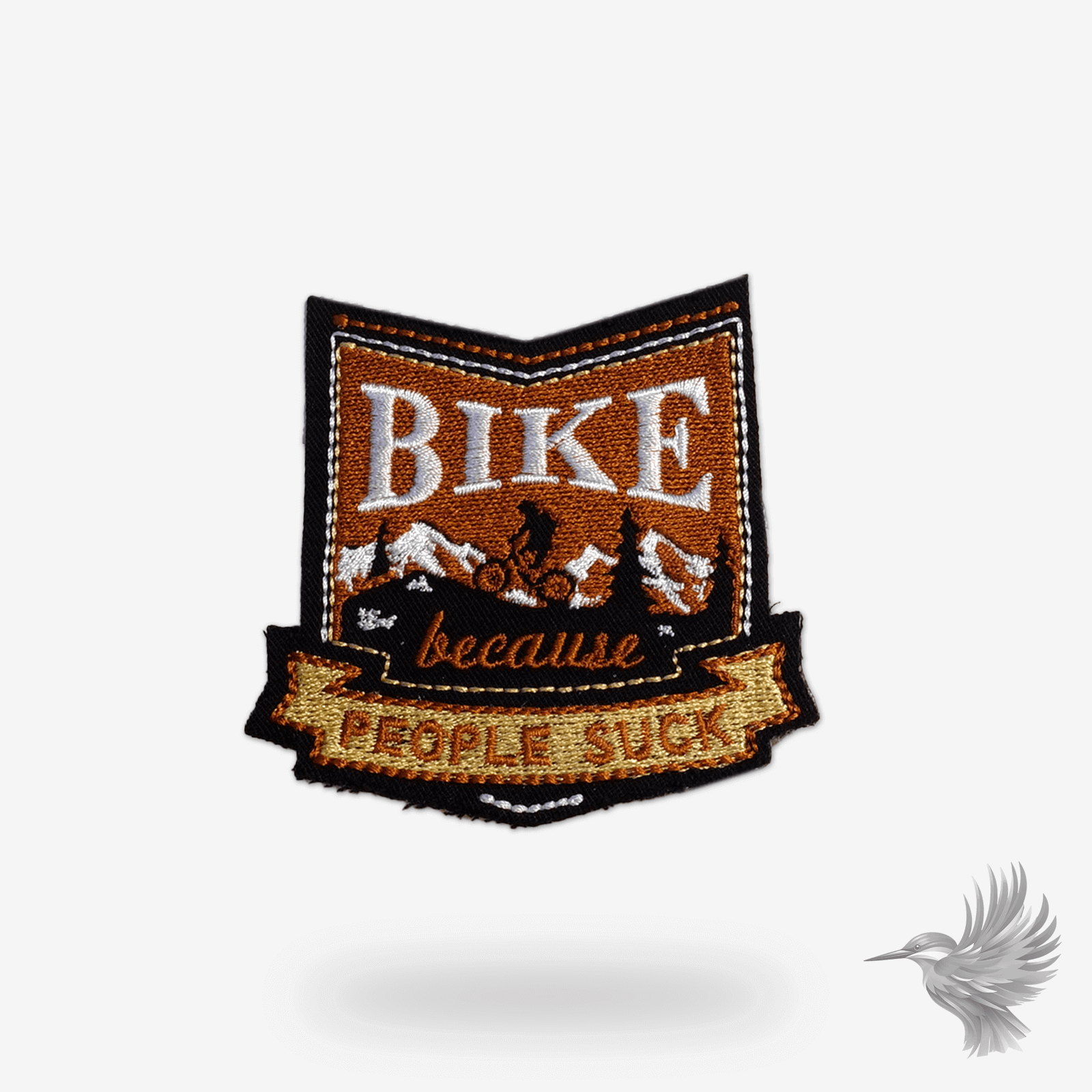 Broderet cykel strygemærke med teksten “BIKE Because People Suck,” ideelt til at dekorere cykeljakker, tasker eller tøj med humoristisk kant.