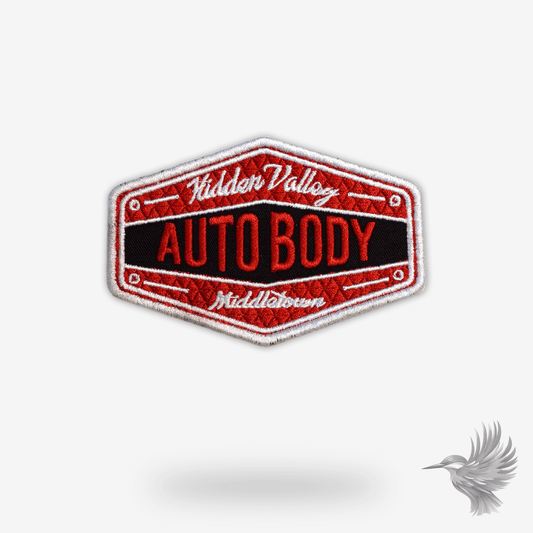 Broderet auto body stofmærke med rød og sort design, straks tilføjer industrielt præg til dit outfit.