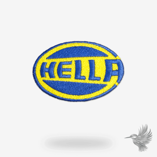 Broderet Hella stofmærke i gul og blå med skarpe detaljer, perfekt til bilfans og retrostil.
