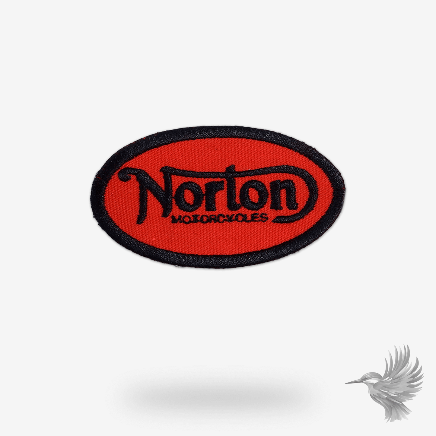 Broderet Norton Motorcycles stofmærke i klassisk sort og guld design – perfekt til jakker, veste og tasker.