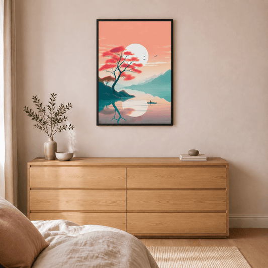 Japansk naturplakat i sort ramme over en kommode i et lyst soveværelse