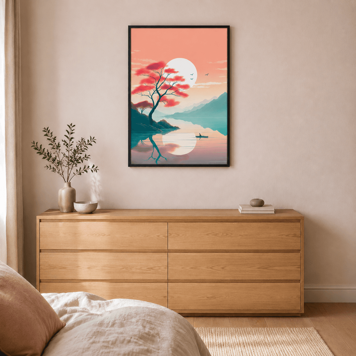Japansk naturplakat i sort ramme over en kommode i et lyst soveværelse