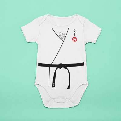 Personlig baby body karate designet som en klassisk karate Gi med bælte og sjove detaljer.