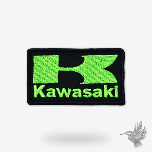 Kawasaki lapper strygemærke med grønt broderi og ikonisk logo på sort baggrund.