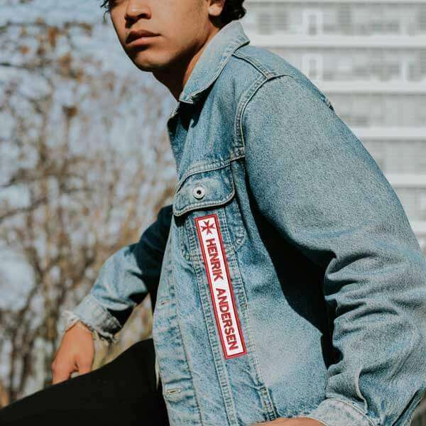 Malteserkors Stofmærke - Personligt Strygemærke på denimjakke, unikt design med klassisk symbol.