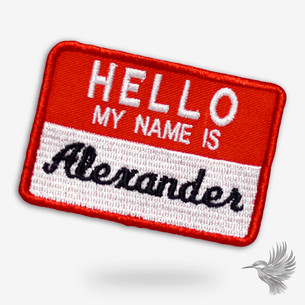 Broderet Navnetag Navneskilt - Lav dit eget strygemærke med teksten 'Hello, my name is Alexander'.