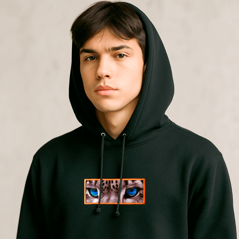 ung mand med Strygemærke med vilde katteøjne