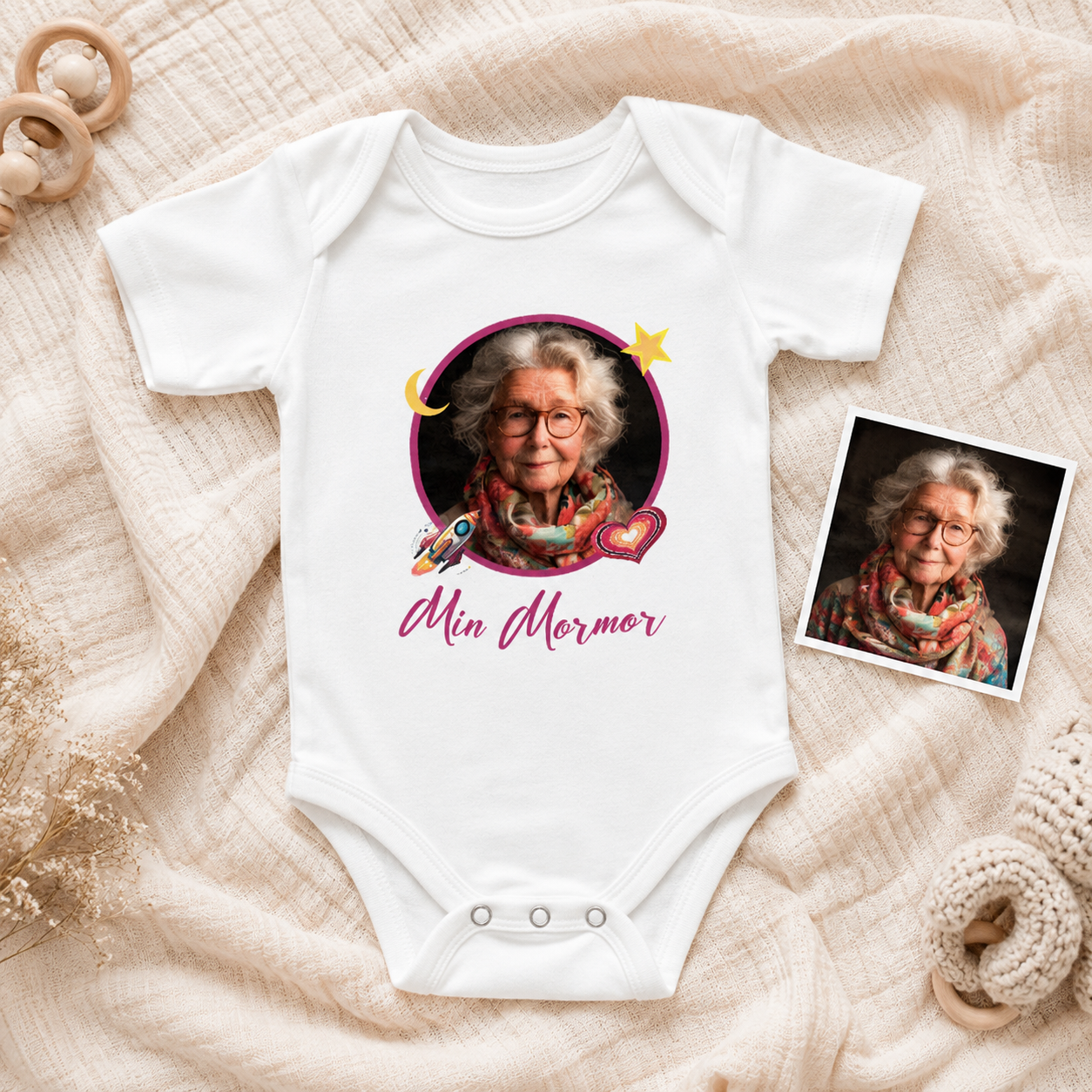Personlig babybody med uploadet foto og teksten Min Mormor
