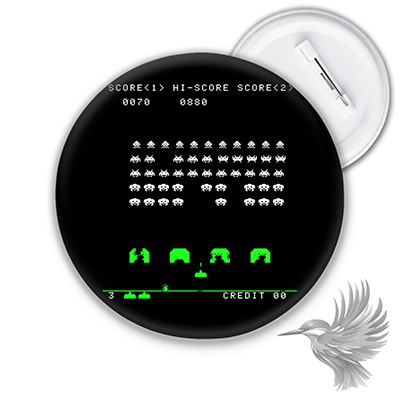 Space Invaders Badge med retro spilinterface og grøn grafik, perfekt til retro gamere.
