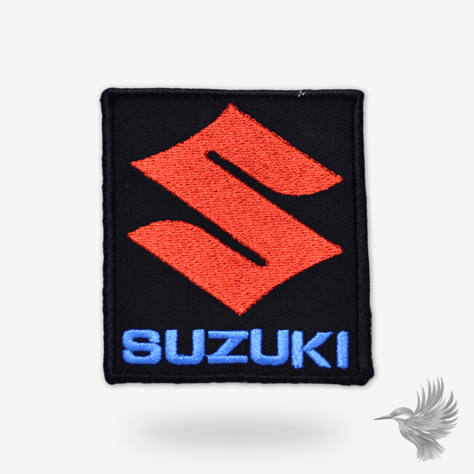 Suzuki knallert patch strygemærker med logo i rød og blå farve på sort baggrund.