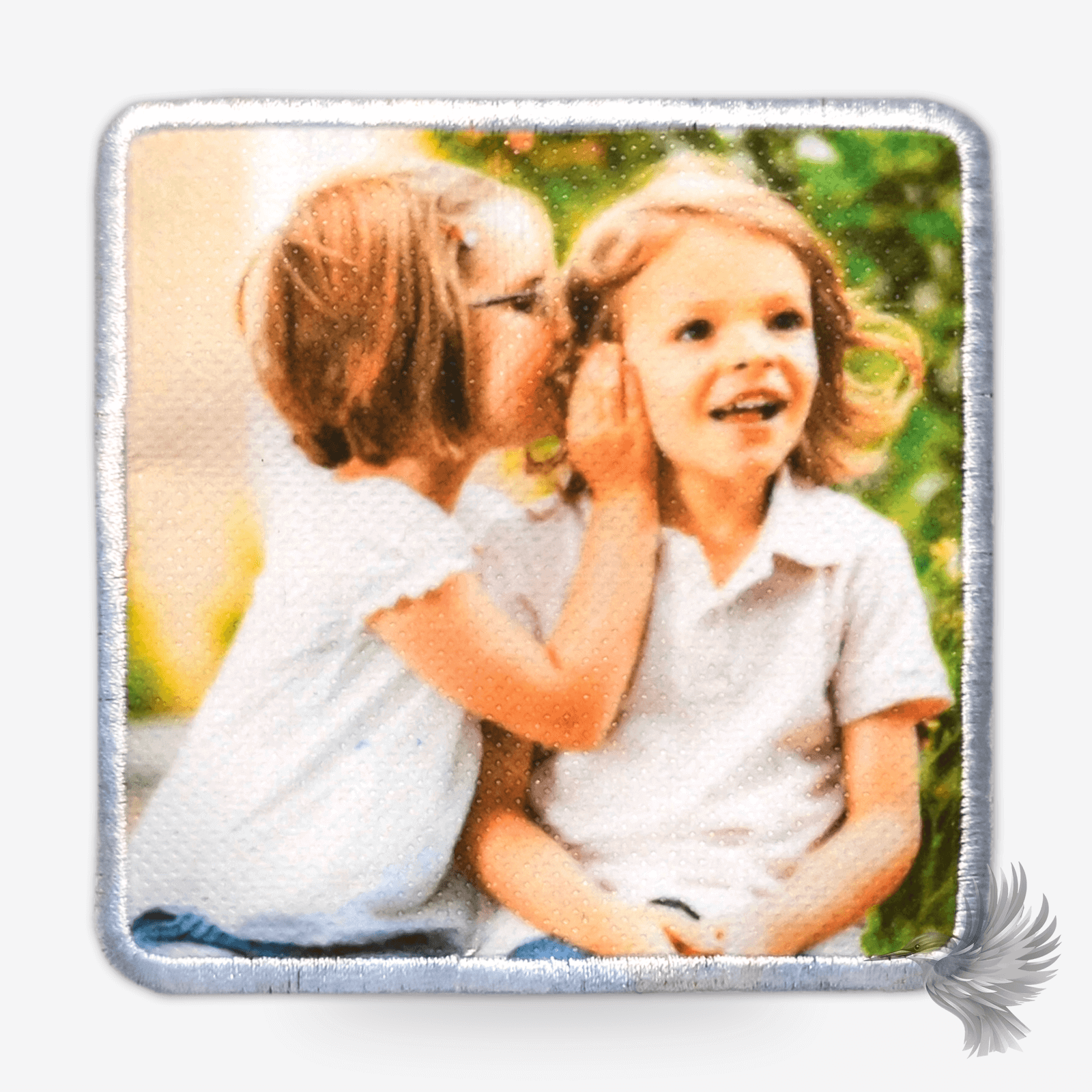 Personlige fotoprint patches strygemærker med to børn der hvisker til hinanden.