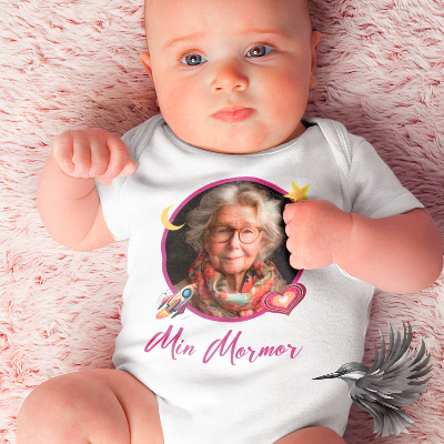 Personlig hvid babybody med foto og teksten Min Mormor
