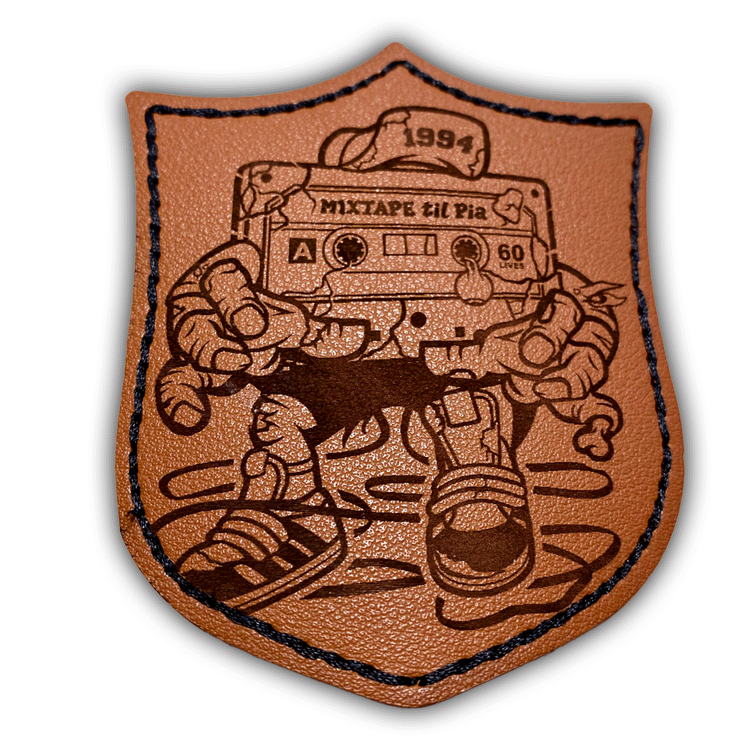 Personlige lasergraveret lædermærker med kreativt design af en båndoptager fra 1994.