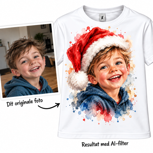 Personlig børne T shirt med eget foto og AI filter med et smilende barn i julehat