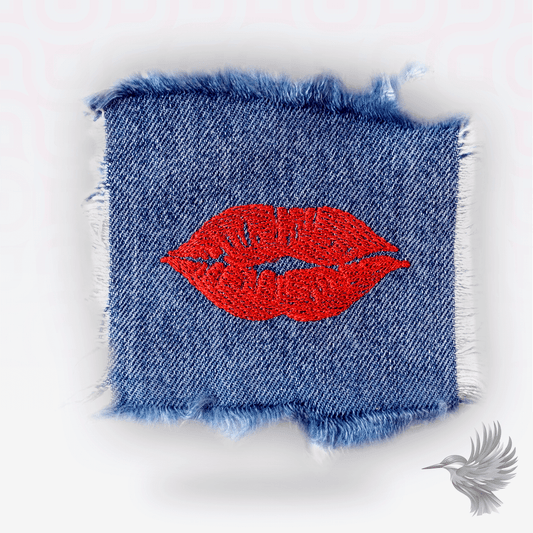 Patch med røde læber broderet på denim – symærke til påsyning på tøj, jeans, jakker og tasker.