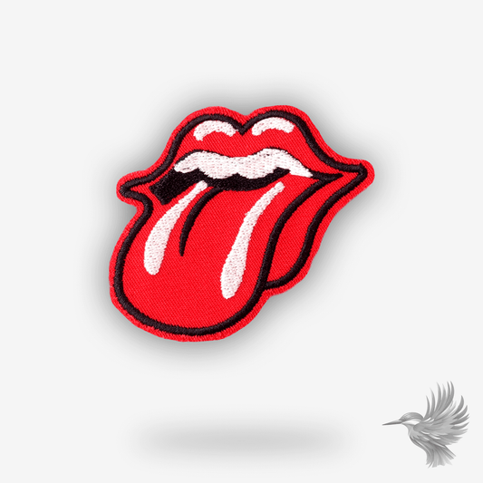 Broderet patch med det ikoniske Rolling Stones tunge-logo i rød, sort og hvid – klassisk rockmærke
