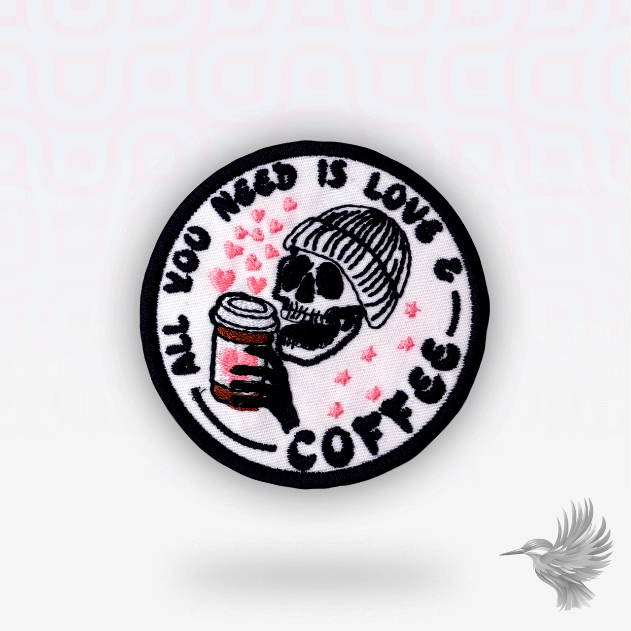 All You Need Is Love & Coffee strygemærke – rundt broderet patch med kranie, kaffekop og tekst til streetwear, jakker og caps.