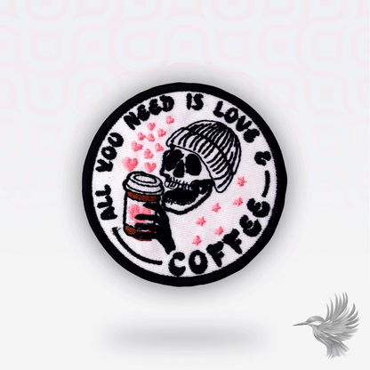 All You Need Is Love & Coffee strygemærke – rundt broderet patch med kranie, kaffekop og tekst til streetwear, jakker og caps.