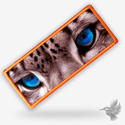 Strygemærke med vilde katteøjne – rektangulært patch med tryk og broderet orange kant til jakker, caps og streetwear.