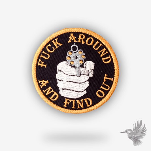Rundt broderet patch med teksten “Fuck Around and Find Out” og en skelethånd med revolver – sort baggrund med orange kant