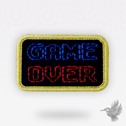 Game Over strygemærke – broderet patch i retro gaming-stil med gul kant, til jakker, hoodies, caps og streetwear.