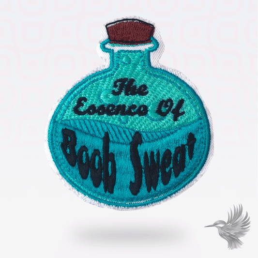 Humor strygemærke – sjovt broderet patch med flaskedesign og teksten The Essence of Boob Sweat. Perfekt til streetwear og festivaler.