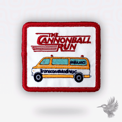 Cannonball Run strygemærke – broderet patch med logo og ambulance fra kultklassikeren, en hysterisk sjov 80’er-film.