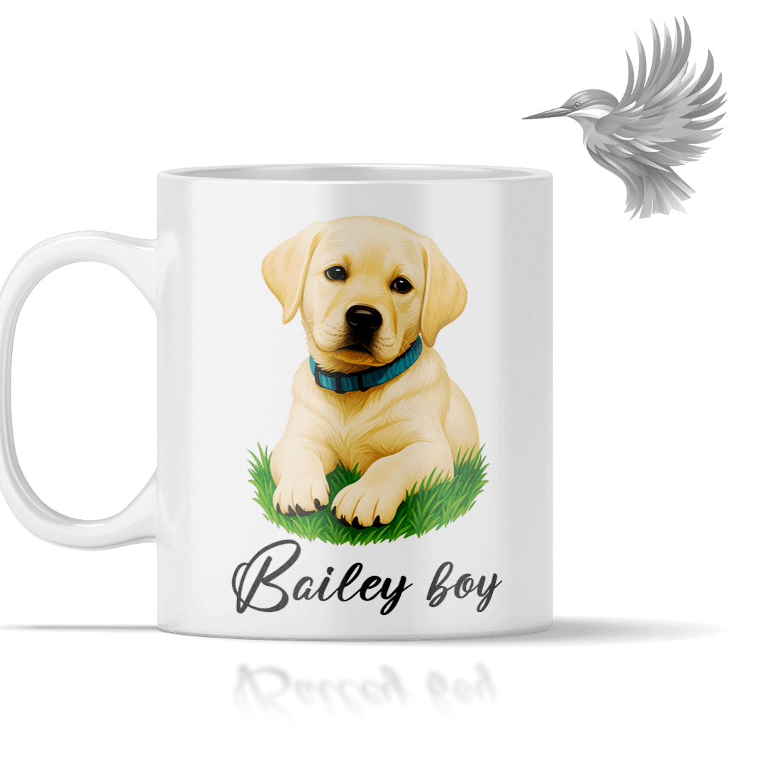 Personligt hunde krus med tegning af en sød labradorhvalp, der ligger i græsset med navnet Bailey boy.