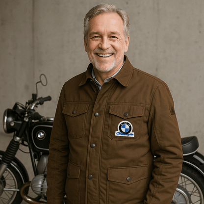 BMW Motorcycles retro patch strygemærke displayed on a man in a brown jacket with a classic motorcycle in the background.