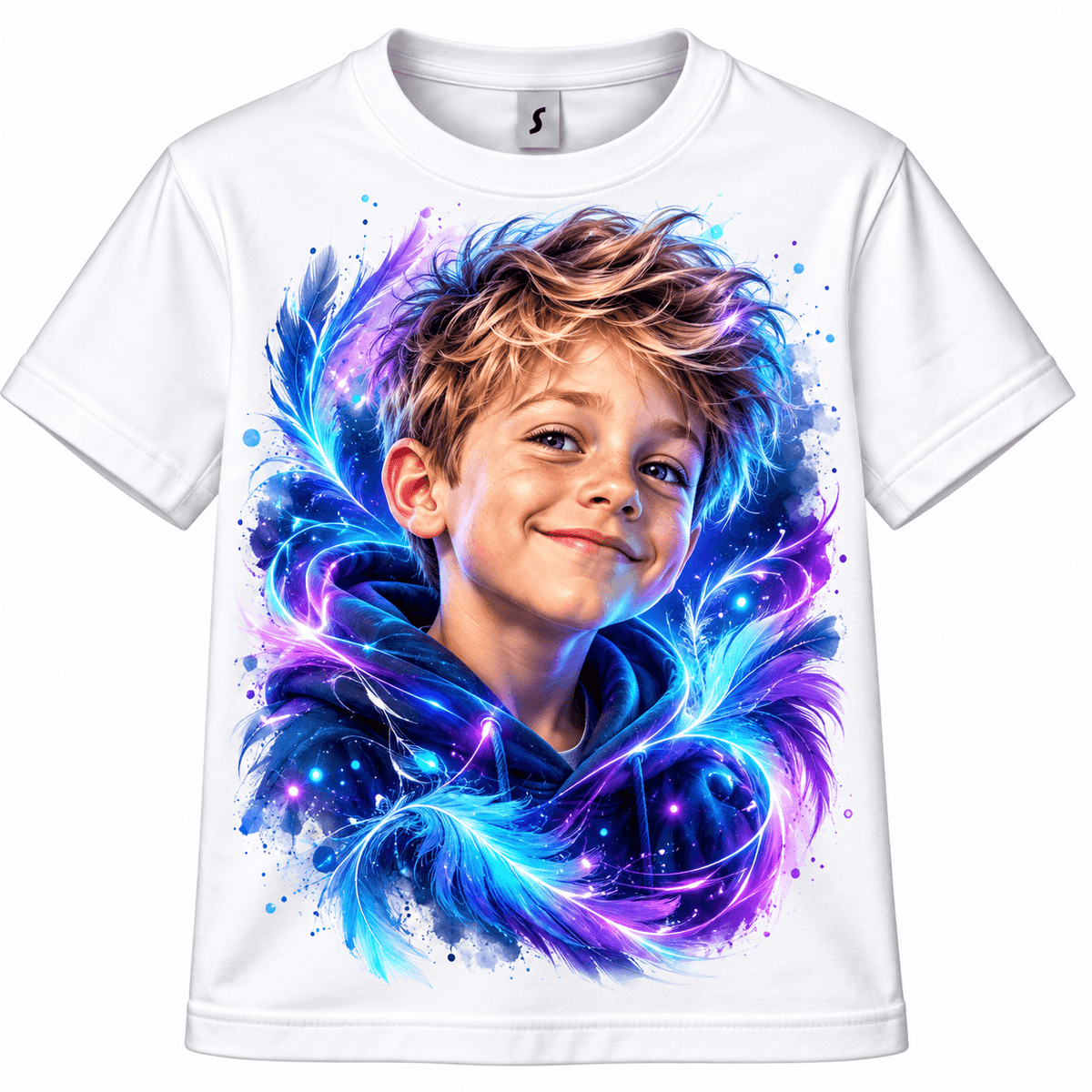 Personlig børne T shirt med eget foto og AI filter, billede af dreng iført farverig T-shirt.